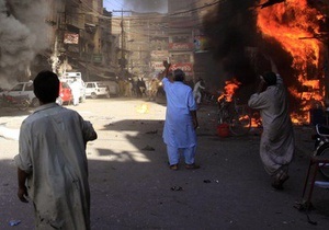 В Пакистане столкновения обернулись беспорядочными убийствами. Погибли более 30 человек