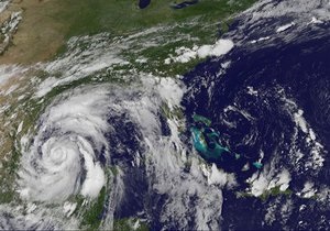 Тропический шторм Алекс, надвигающийся на США и Мексику, превратился в ураган
