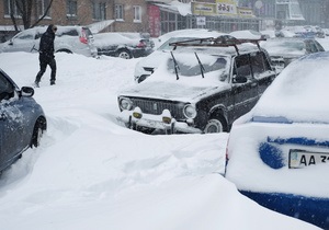 снег в Киеве - снег - непогода в Украине - ситуация на дорогах: Украину продолжит засыпать снегом. Во всех регионах страны объявлено штормовое предупреждение