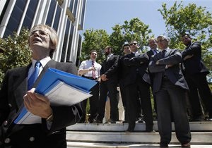 Греческие дипломаты вышли в костюмах и галстуках на демонстрацию против снижения зарплат