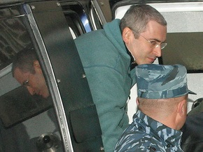 Ходорковский вошел в здание суда с криком  Позор! 