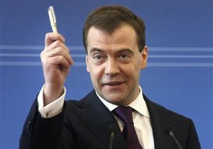 Медведев заявил, что кроме Украины у России есть и другие возможности транзита