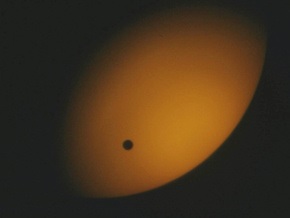 Появившееся в облаках Венеры загадочное пятно увеличилось в размерах