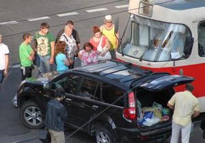 В Киеве трамвай врезался в джип