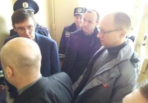 новости Харькова - Тимошенко - оппозиция -К Тимошенко приехали Луценко, Яценюк и другие оппозиционные политики