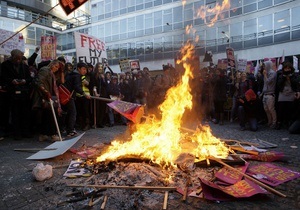 Фотогалерея: Из искры - пламя. Британские студенты протестуют против повышения платы за обучение