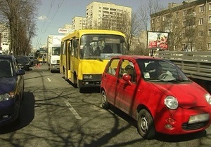 В Киеве в результате столкновения трех автомобилей госпитализирована женщина