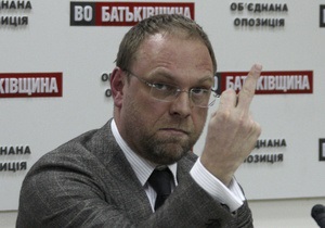 Власенко заявил, что его арестуют через три недели, и показал средний палец