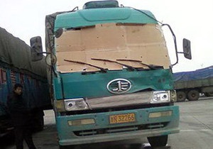 Китаец заменил выбитое лобовое стекло грузовика картоном