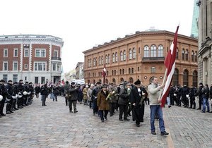 В Риге проходит шествие бывших солдатов СС. Площадь в центре города оцеплена полицией