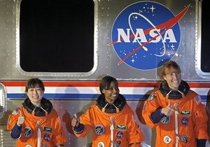 Шаттл Discovery доставил на МКС рекордное количество женщин-астронавтов