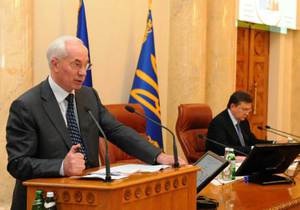 Азаров предложил передавать материалы о необоснованном повышении тарифов ЖКХ правоохранителям