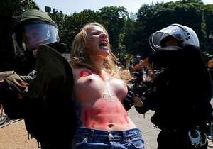 Активистки Femen устроили топлес-акцию в Берлине во время визита Обамы