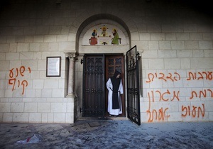 В Израиле вандалы написали на стене известного Латрунского монастыря Иисус - обезьяна
