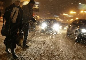 Во Владивостоке мощный снежный буран парализовал движение