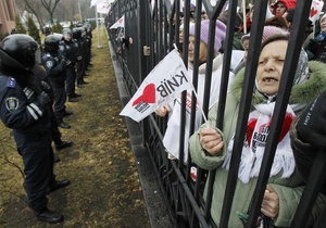 Сторонники Тимошенко пытались прорваться на территорию суда