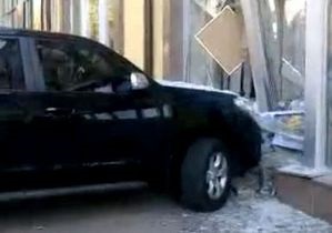 В центре Киева женщина перепутала педали и врезалась в витрину