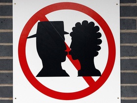 Новости Австрии - странные новости: В австрийском баре посетителям запретили целоваться