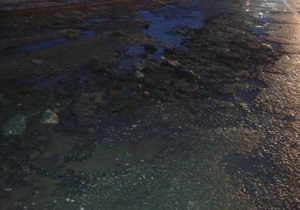 Азаров - дороги - Перед визитом премьера на программу Шустера возле студии срочно ремонтировали дорогу