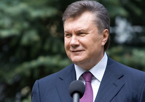 Янукович возложил венки к Могиле неизвестного солдата