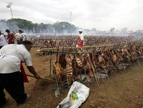 Мировой рекорд: в Парагвае съели 36 тонн мяса за шесть часов