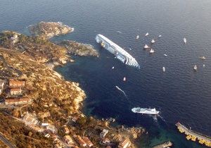Из затонувшего лайнера Costa Concordia вытекает неизвестная жидкость