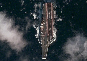 Китайский авианосец сфотографировали с помощью спутника