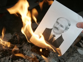 В ходе акции протеста белорусские оппозиционеры сожгли 100 портретов Лукашенко