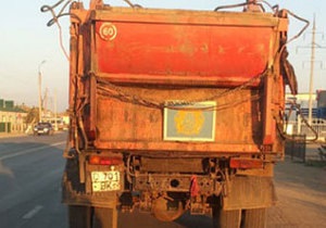 В Казахстане водителя задержали за государственый герб на мусоровозе