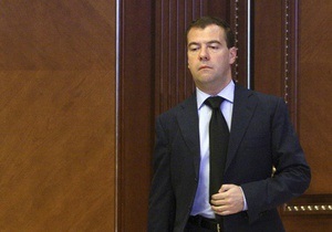 Медведев внес поправки в закон О военном положении