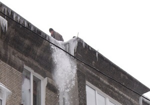В Сумской области под весом снега рухнуло хозяйственного сооружение: погибла женщина
