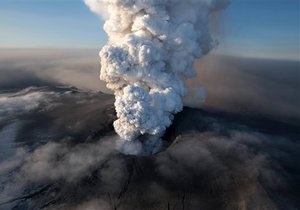 Столб вулканического пепла продолжает расти