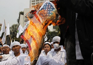 Невинность мусульман: В Индонезии демонстранты забросали посольство США яйцами