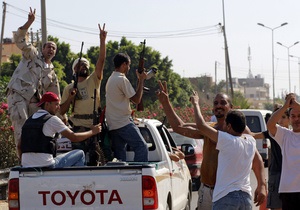 Силы Каддафи используют танки при обороне резиденции полковника в Триполи