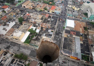 В результате провала грунта в столице Гватемалы образовалась дыра глубиной в 60 метров