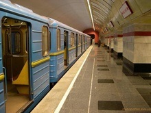 В киевском метро поймали расклейщиков незаконной рекламы