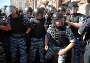 новости Киева - Киевсовет - Активистов, задержанных за прорыв в Киевсовет, увезли в неизвестном направлении - депутат