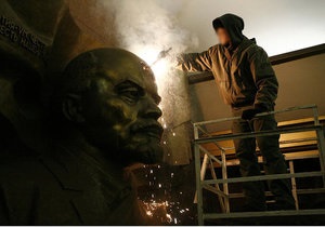 В киевском метро на лбу Ленина выжгли шестиконечную звезду