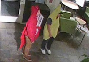 Новости сша - странные новости: В США молодые люди в костюмах банана и омара украли из студенческого клуба деревянную скульптуру