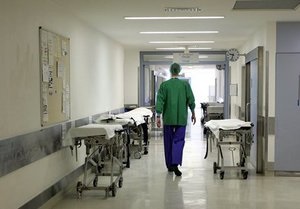 В Британии мужчине запретили лечиться в больницах