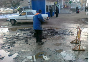 Азаров отрицает массовое разворовывание средств на строительство и ремонт дорог