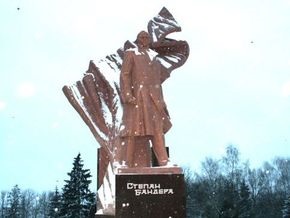 В центре Тернополя похищена часть памятника Бандере