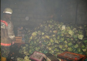 В Киеве горел склад с овощами и фруктами