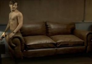 Axe запустил рекламу про человека-диван