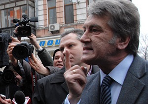 Инцидент у Генпрокуратуры: Ющенко вступил в перепалку с оскорбившим его человеком