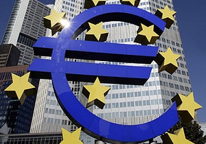 Курс евро к доллару упал до минимума за последние десять месяцев