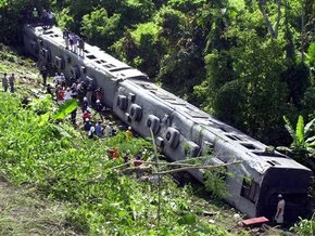 В Индии из-за взрыва сошел с рельсов пассажирский поезд: есть жертвы