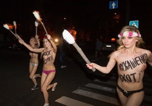 Ночью в Киеве Femen устроили акцию против Лукашенко