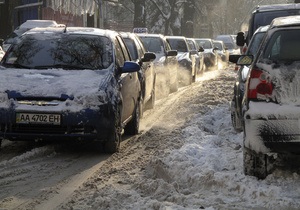 В Киеве затруднено движение транспорта: власти решили вывести всю снегоуборочную технику