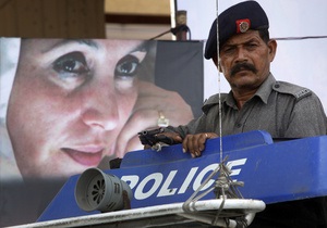 Убийство Беназир Бхутто: суд выдал ордер на арест экс-президента Пакистана
